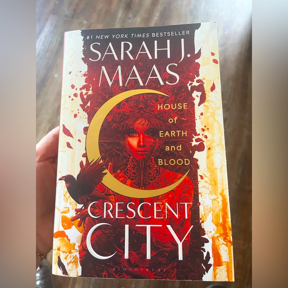 Sarah J. Maas 
House of Earth and Blood 
Crescent City